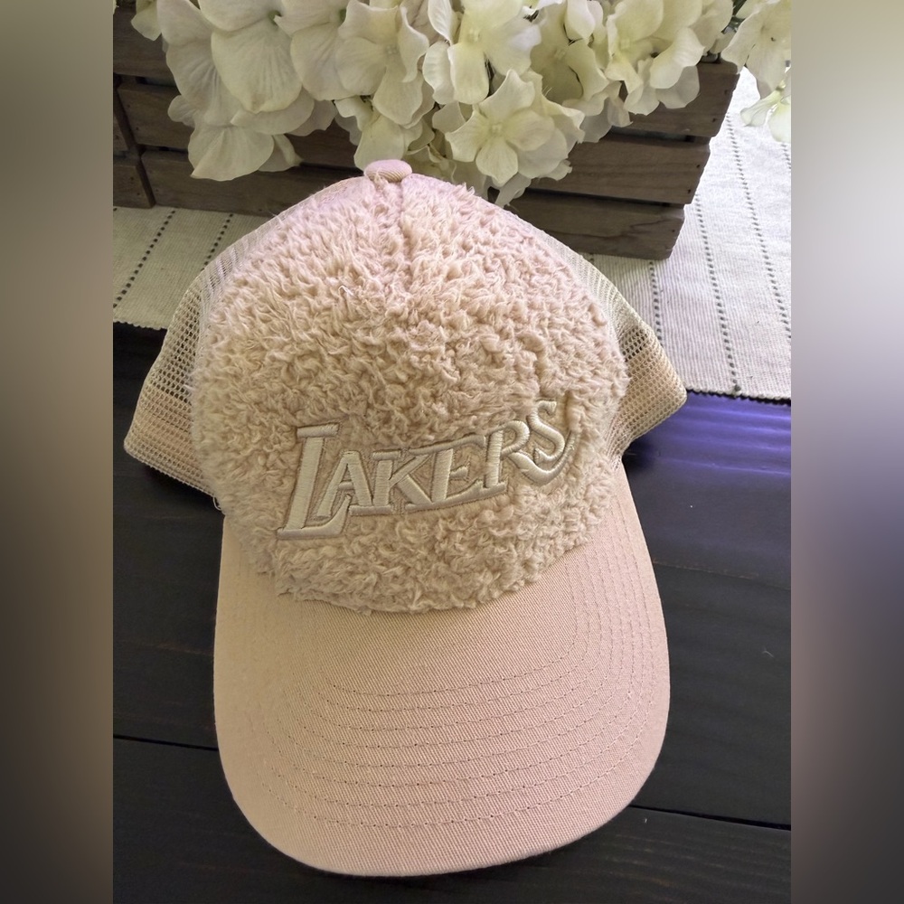 Mitchell & Ness Beige Los Angeles Lakers Snapback Hat